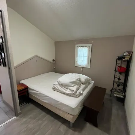 Chalet Au Bord Du Lac Avec Terrasse Et Proximite Plages ! - Fr-1-648-147 בקתה *