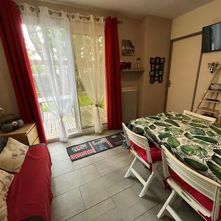 בקתה Chalet Au Bord Du Lac Avec Terrasse Et Proximite Plages ! - Fr-1-648-147